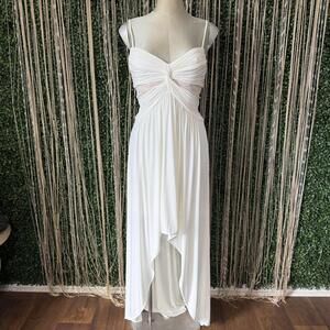Elegant White Maxi Dress with Lace Detail and Spaghetti Straps